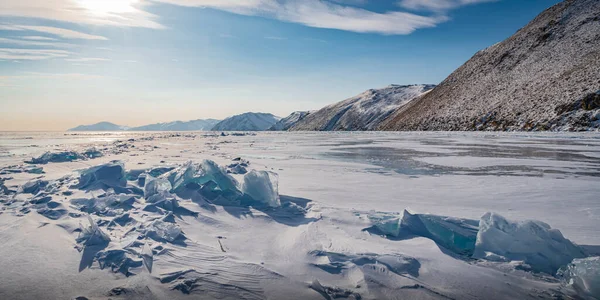 Den Låga Kvällssolen Lyser Upp Kaotiska Hummocks Nära Stranden Sjön — Stockfoto