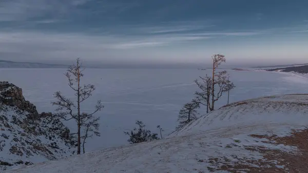 Последние Лучи Заходящего Солнца Освещают Лед Байкала Заливе Хужир — стоковое фото