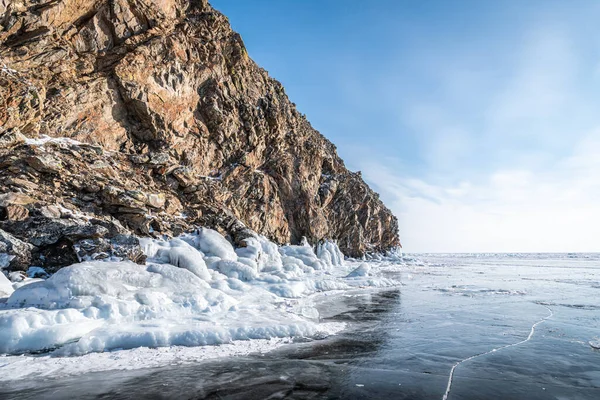 Une Île Rocheuse Sur Lac Baïkal Est Entourée Longues Glaces — Photo