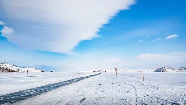 Зимняя Дорога Байкале Проложена Прямо Заснеженном Льду Пользуется Большой Популярностью — стоковое фото