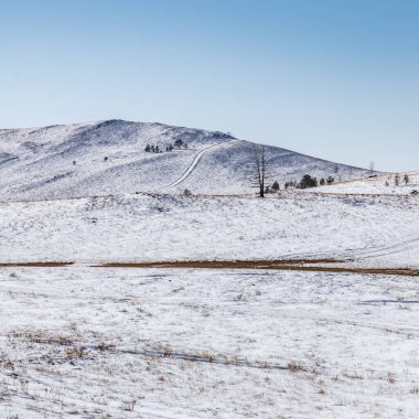 Yalnız, dolambaçlı bir köy yolu Baykal Gölü kıyısındaki bir tepenin zirvesine çıkar.