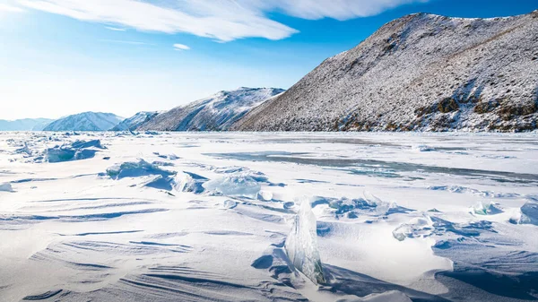 Die Endlose Oberfläche Des Baikaleises Ist Mit Einer Glitzernden Schneeschicht — Stockfoto