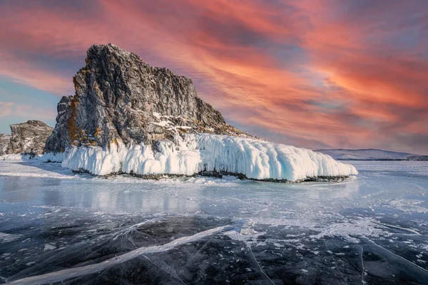 Baykal Gölü Ndeki Kayalık Bir Ada Uzun Buz Sarkıtları Ile — Stok fotoğraf