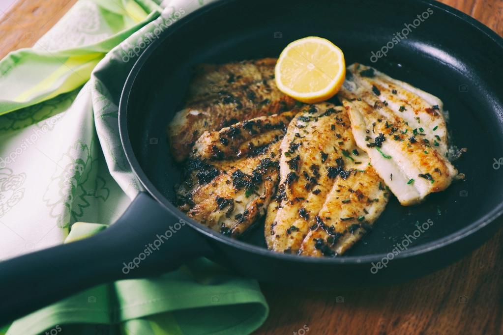 Flounder fillet roasted in a skillet — Stock Photo © 102906452
