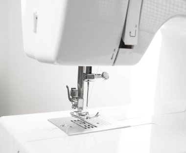 Moda tasarım stüdyosunda dikiş ve dikiş makinesine yakın çekim