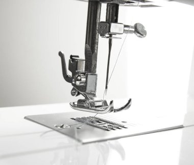 Moda tasarım stüdyosunda dikiş ve dikiş makinesine yakın çekim