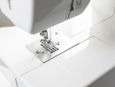 Moda tasarım stüdyosunda dikiş ve dikiş makinesine yakın çekim