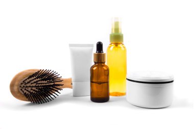 Doğal organik kozmetik masaj yağı, krem, serum, hidrolat ve bitkilerden oluşan güzellik seti. Doğal lüks kozmetik konsepti.