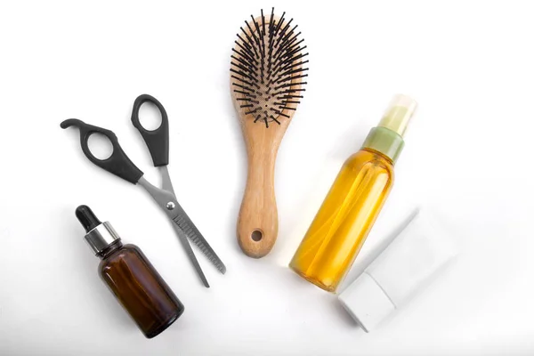 Doğal organik kozmetik masaj yağı, krem, serum, hidrolat ve bitkilerden oluşan güzellik seti. Doğal lüks kozmetik konsepti.