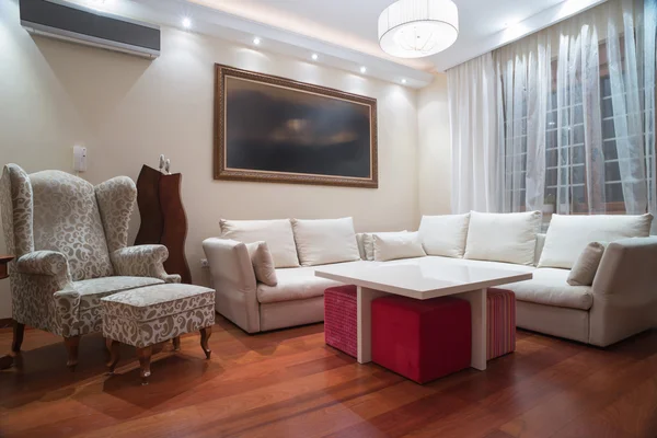 Luxe woonkamer met moderne plafond verlichting avond schot ... Wood modern woonkamer