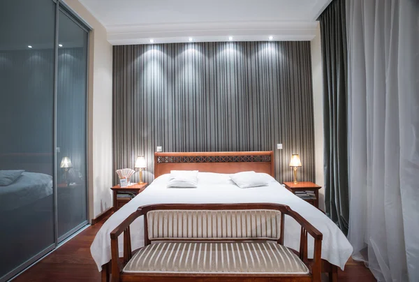 豪華なベッドルームのインテリア - 夜のショット — ストック写真