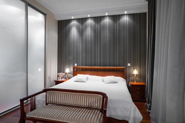 Luksusowe wnętrze sypialni - wieczorem — Zdjęcie stockowe