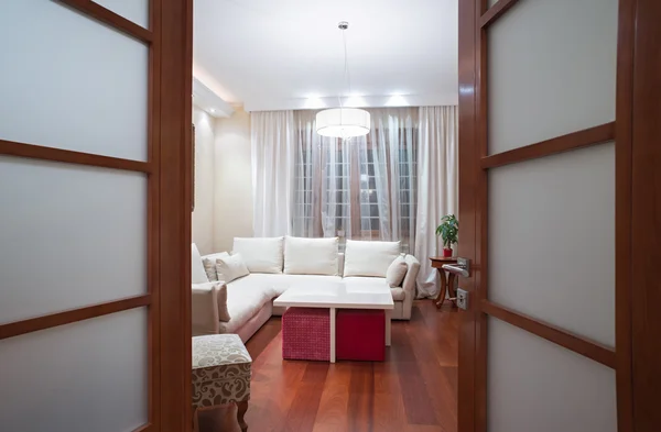 View to a living room through open door — Stock Photo, Image