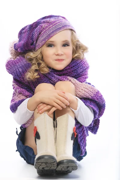 Dziewczyna ubrana w jasny fioletowy szalik dziany i kapelusz. Obrazek Stockowy