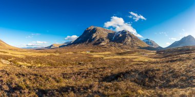 Güneşli bir bahar gününde muhteşem Glencoe panoramik çekim - İskoçya, İngiltere