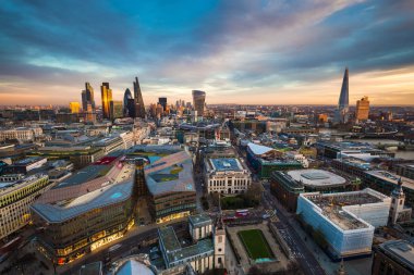 Sihirli saatte Londra'nın ünlü finans bankası bölgesinin ufuk çizgisi görünümü. Bu manzara ünlü gökdelenleri, ofis binalarını ve gün batımından sonra güzel gökyüzünü içerir - İngiltere, İngiltere