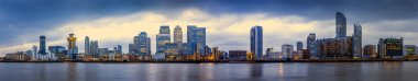 Canary Wharf, dünyanın finans bölgesine önde gelen mavi saatte - Londra, İngiltere, geniş panoramik manzarası