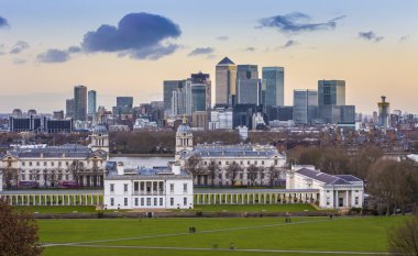 Canary Wharf ve Ulusal Denizcilik Müzesi, gökdelenler görünümünü manzarası vurdu Greenwich Parkı'ndan günbatımında - Londra, İngiltere