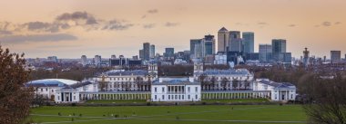 Panoramik manzarası görünümü Greenwich ve Ulusal Denizcilik Müzesi ve Canary Wharf gökdelenler batımında - Londra, İngiltere