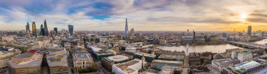 Doğu ve Güney Londra batımında panoramik manzarası. Bu geniş görünüm içerir ünlü Finans banka Merkezi, ünlü gökdelenler, Tate modern, Thames Nehri ve Millennium tekerlek - Londra, İngiltere