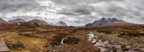 Panoramiczna Panorama Glamaig, Sligachan i gór Cuilina w pochmurny dzień na wyspie Skye-Szkocja, Wielka Brytania — Zdjęcie stockowe