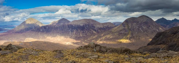 Panoramatické Panorama Glameig na slunném jarním dnu-ostrov Skye, Skotsko, Velká Británie — Stock fotografie