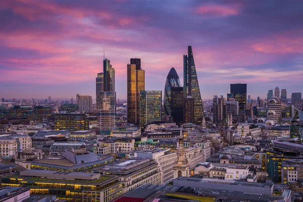 Bank District del centro di Londra a un'ora magica dopo il tramonto con edifici per uffici e bellissimo cielo viola - Inghilterra, Regno Unito — Foto Stock