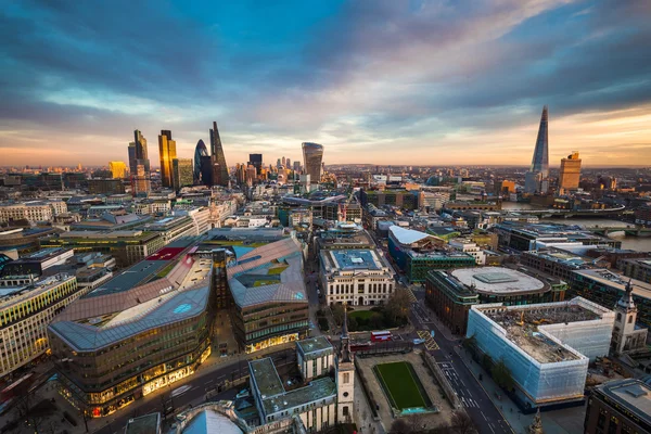 Вид на знаменитый финансовый банковский район Лондона в волшебный час. Этот вид включает знаменитые небоскребы, офисные здания и красивое небо после заката - Великобритания, Англия — стоковое фото