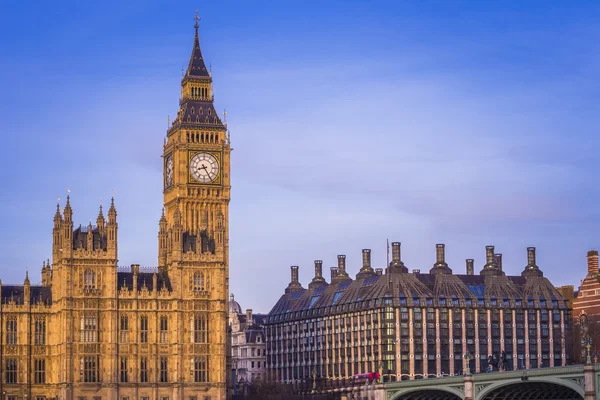 Το Big Ben του Λονδίνου σε ένα ηλιόλουστο πρωινό με γαλάζιο ουρανό-Λονδίνο, UK — Φωτογραφία Αρχείου