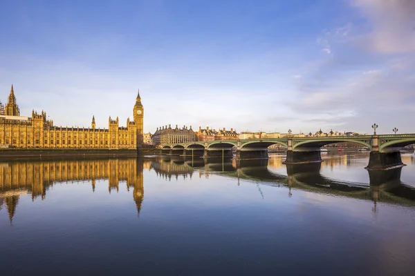 Mooie ochtend uitzicht op Westminster Bridge en Houses of Parliament met Thames River-Londen, UK — Stockfoto
