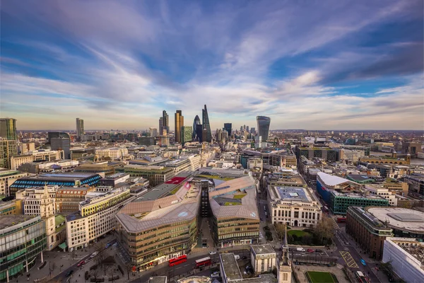 Ampio angolo skyline vista di est di Londra con il famoso quartiere della Banca finanziaria e belle nuvole - Londra, Regno Unito — Foto Stock