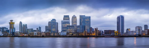 Panoramisch skyline van Canary Wharf, 's werelds toonaangevende financiële wijk op blauwe uur - Londen, Uk — Stockfoto