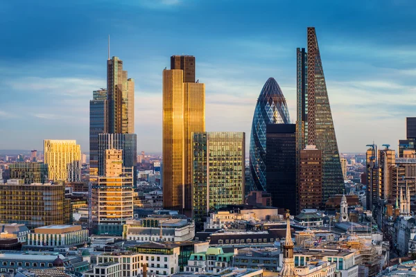 Het district van de bank van centraal Londen met beroemde wolkenkrabbers en andere bezienswaardigheden bij zonsondergang met blauwe lucht - Londen, Uk — Stockfoto