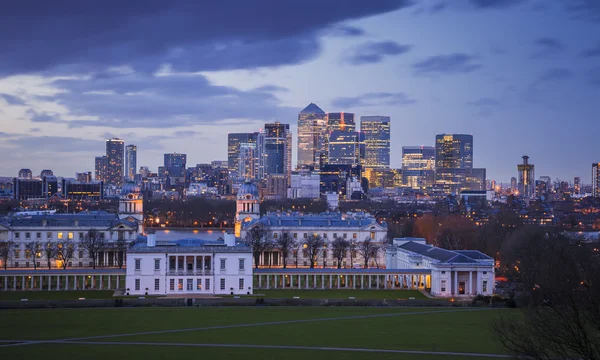 Vista panorâmica dos arranha-céus do Canary Wharf e do museu marítimo nacional, filmado a partir do parque Greenwich a uma hora azul - Londres, Reino Unido — Fotografia de Stock
