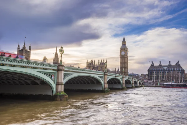 Westminster Bridge on a cloudy afternoon with tourists and Big Ben at the background - London, UK — ストック写真