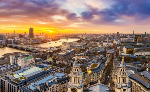 Beautiful sunset over central London with famous landmarks, shot from top of St.Paul 's Cathedral - England, UK — стоковое фото
