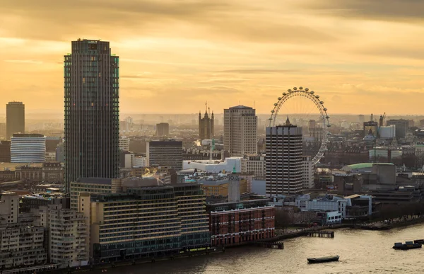 Puesta de sol sobre el centro de Londres con famosos monumentos, rascacielos y el río Támesis - Londres, Reino Unido — Foto de Stock