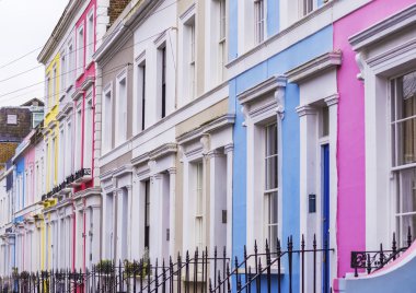 Portobello Road - Londra, İngiltere yakınındaki Notting Hill bölgesinin tipik renkli tuğla evler