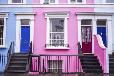 Pembe ve mavi renkli geleneksel evleri ve merdiven Notting Hill bölgesinde, Portobello road Londra, İngiltere