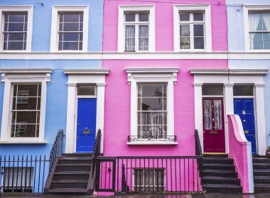 Pembe ve mavi renkli geleneksel evleri ve merdiven Notting Hill bölgesinde, Portobello road Londra, İngiltere
