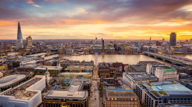 Ünlü gökdelenler, Thames Nehri, müzeler ve diğer yerler - Londra, İngiltere ile Güney Londra üzerinde dramatik gökyüzü ile güzel gün batımı