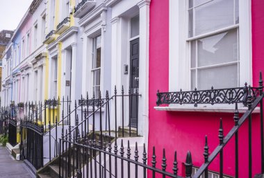 Renkli evlerin tipik: Notting Hill bölgesinde Portobello yolu - Londra, İngiltere