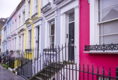 Renkli evlerin tipik: Notting Hill bölgesinde Portobello yolu - Londra, İngiltere