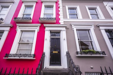 Londra, İngiltere'de merdiven ve Notting Hill bölgesinde, Portobello yolu - siyah kapıda pembe ve kahverengi geleneksel renkli tuğla evler