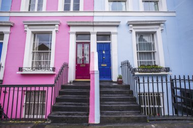 Pembe ve mavi tipik renkli evler ve merdiven Notting Hill bölgesinde, Portobello road Londra, İngiltere