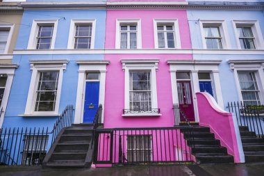 Pembe ve mavi renkli geleneksel evleri ve merdiven ve mavi kapıda Notting Hill bölgesinde, Portobello road Londra, İngiltere