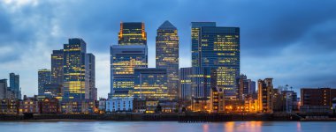 Canary Wharf, Londra'nın büyük finans bölgesine sihirli saatte - Londra, İngiltere