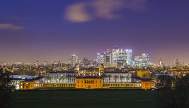 Londra'nın Ulusal Denizcilik Müzesi ve alacakaranlıkta - Londra, İngiltere'de Greenwich Parkı'ndan alınan Canary Wharf gökdelenler