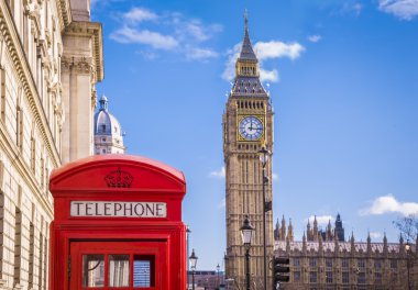 Güneşli bir öğleden sonra mavi gökyüzü ve bulutlar - Londra, İngiltere ile arka plan, Big Ben kutusuyla klasik kırmızı İngiliz telefon