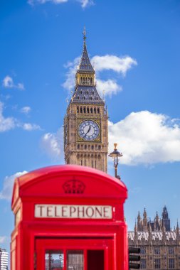 Güneşli bir öğleden sonra mavi gökyüzü ve bulutlar - Londra, İngiltere ile arka plan, Big Ben kutusuyla klasik kırmızı İngiliz telefon